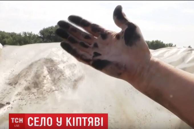 В Теплицькому районі село покрилось сажою