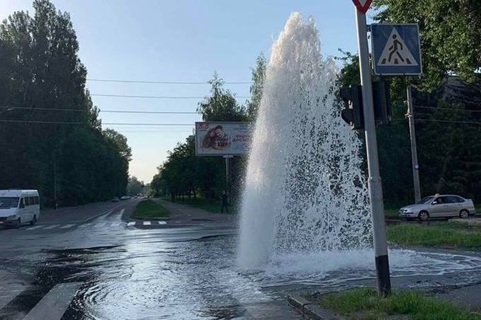 Фонтан з-під асфальту: на Вишенці зірвало пожежний гідрант