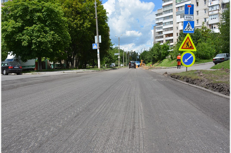 У Вінниці ремонтують дорогу та тротуар на ділянці по вулиці М.Ващука