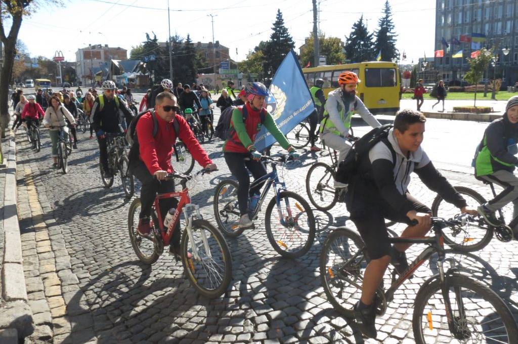 Вінницькі вчителі відзначили професійне свято велопробігом