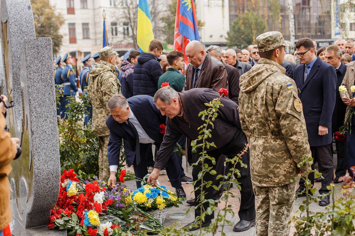 У Вінниці поклали квіти до Меморіалу Слави та пам'ятного знаку «Небесній Сотні і Героям АТО» з нагоди Дня захисника України