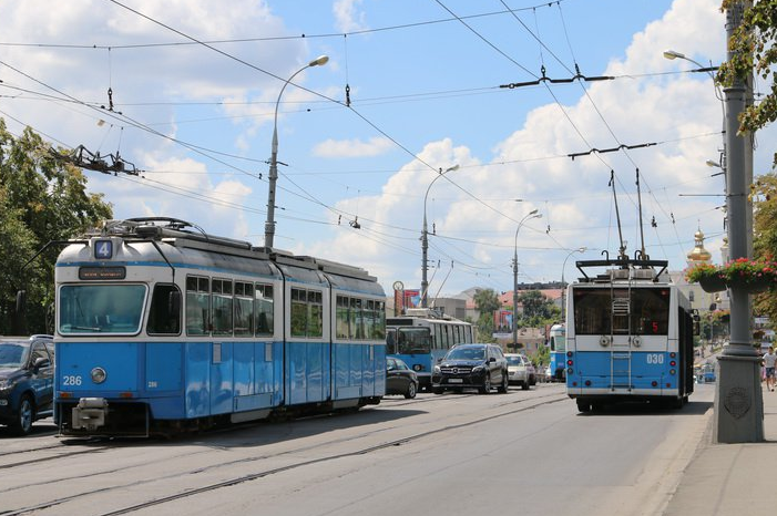 В центрі міста через обрив електролінії  зупинився громадський транспорт