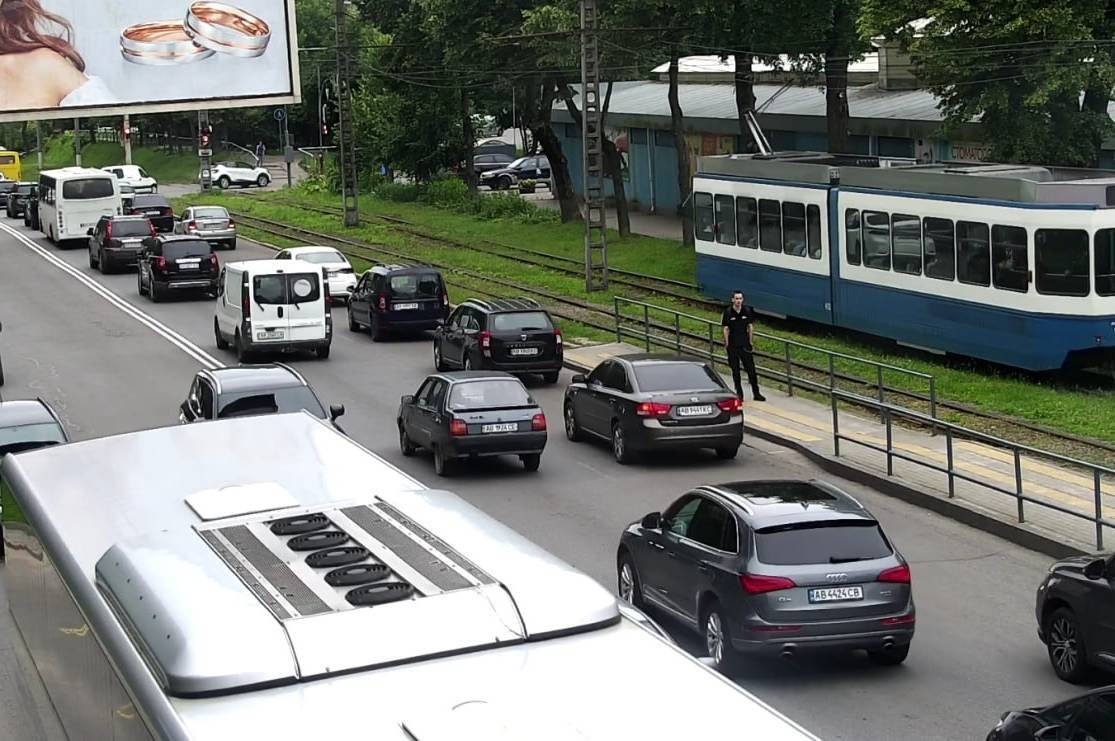 Затори у Вінниці: де зафіксовано тягучку та уповільнено рух 