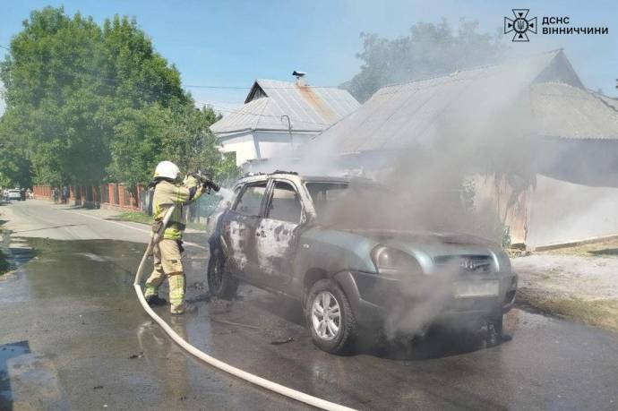 Внаслідок загоряння автівки на Вінниччині опіки отримав 72-річний чоловік