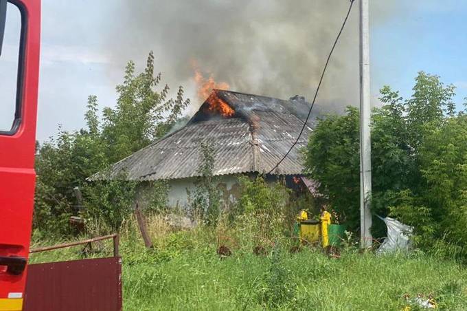 Згоріли вікна, двері та майно: на Вінниччині зайнявся житловий будинок