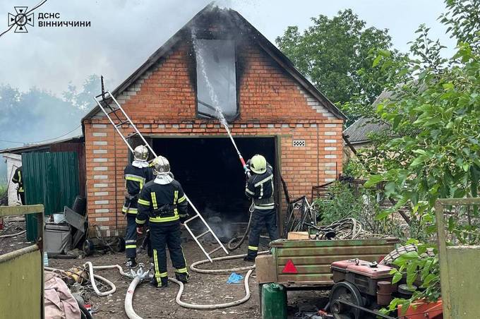 Поблизу Вінниці зайнялася господарська будівля: причина та завдані збитки