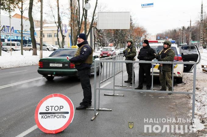 Поліцейські перевірили на блок-постах близько 39 тисяч авто