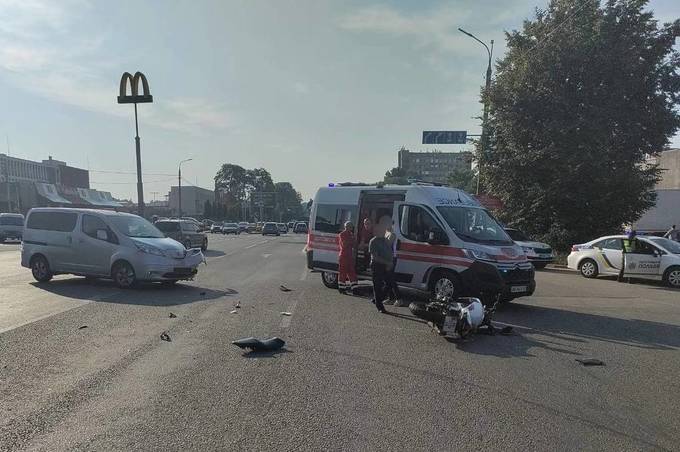 На вулиці Хмельницьке Шосе у Вінниці авто зіштовхнулось з мотоциклом