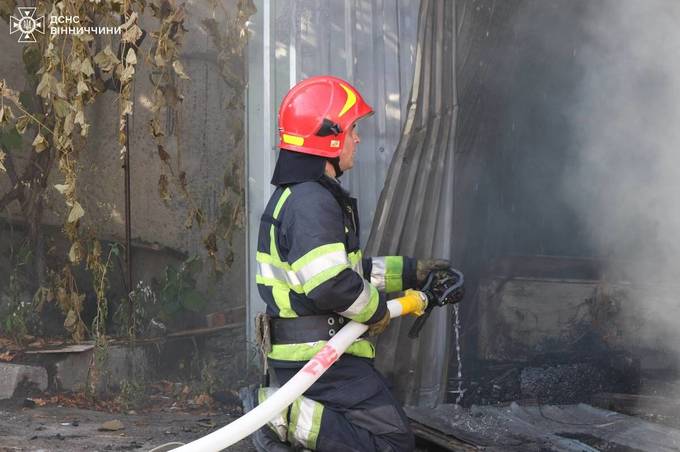 Рятувальники ліквідували пожежу складських приміщень у Вінниці
