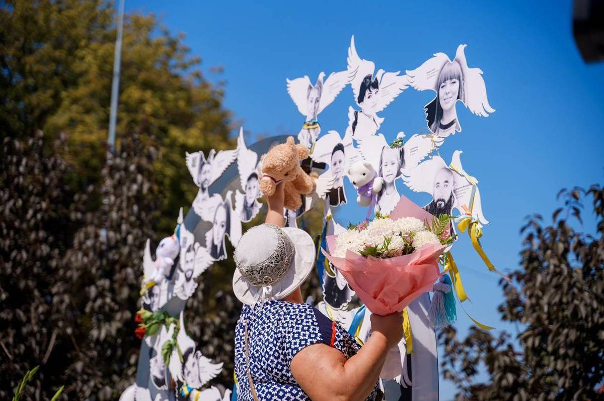 Скорбота і пам'ять: вінничани вшановують загиблих обстрілі 2022 року