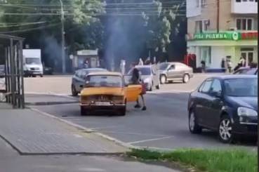 На вулиці вулиці 600-річчя загорілось авто: що відомо