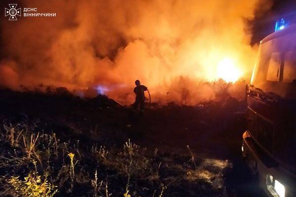 На Вінниччині рятувальники ліквідували пожежі на площі понад 8 га: причини загорянь (фото)