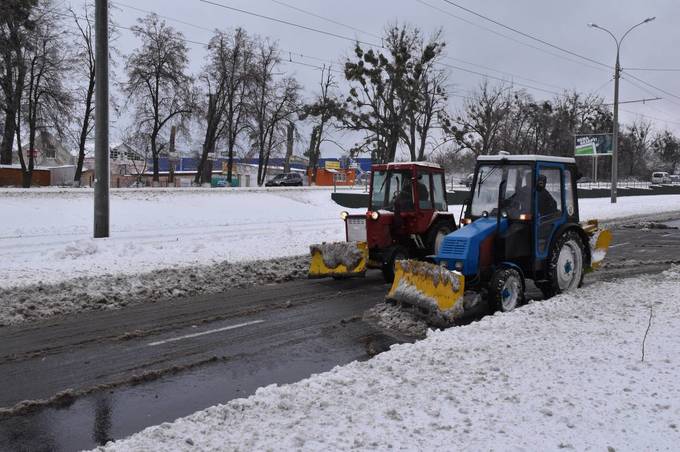 На вихідні прибиральна техніка і двірники розчищали місто від снігу у повному складі