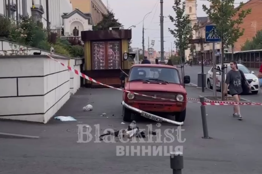 У центрі Вінниця сталася ДТП: автівка зʼїхала на дорогу та наїхала на жінку