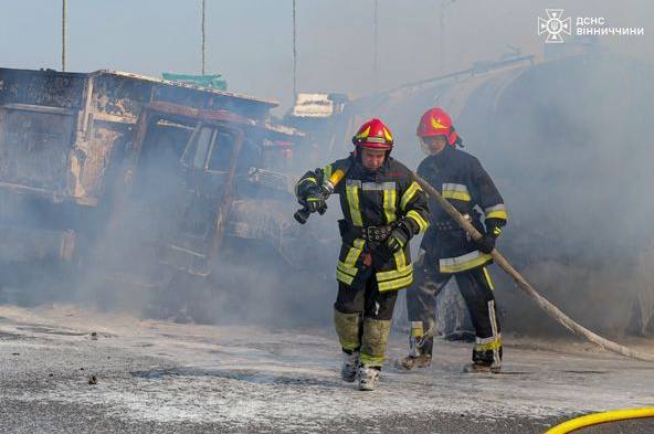 Поблизу Вінниці загорілись молоковоз і вантажівка: подробиці та фото