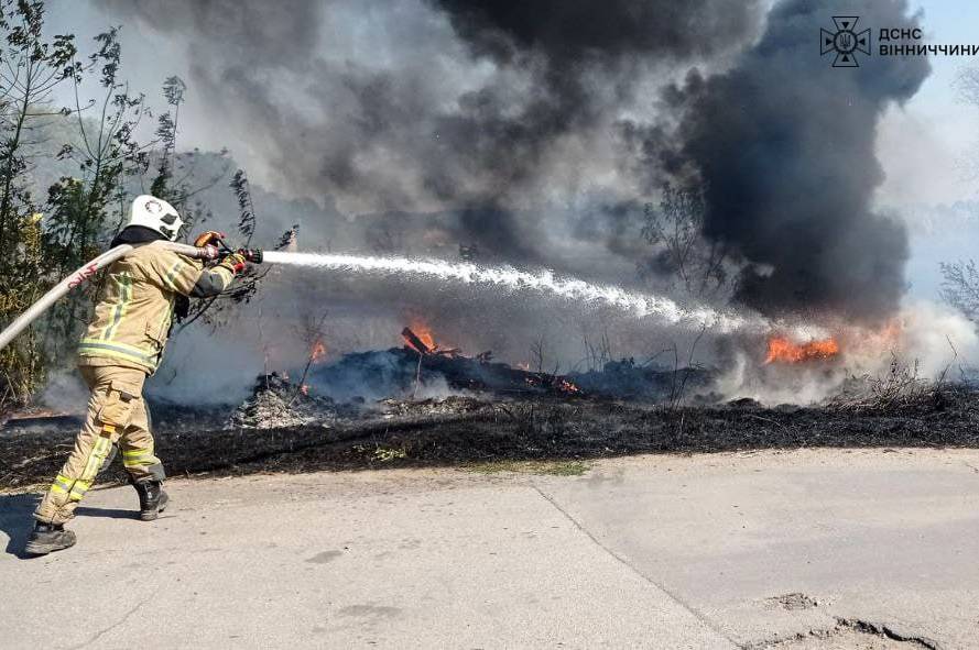 Горіла покрівля, побутова техніка та домашні речі: на Вінниччині спалахнула літня кухня