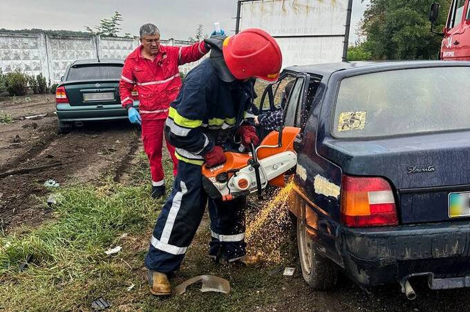 На Вінниччині рятувальники витягували з автівки постраждалих, які потрапили у ДТП