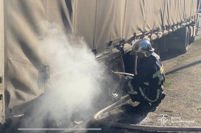 У Ладижині під час руху загорілась вантажівка (фото)