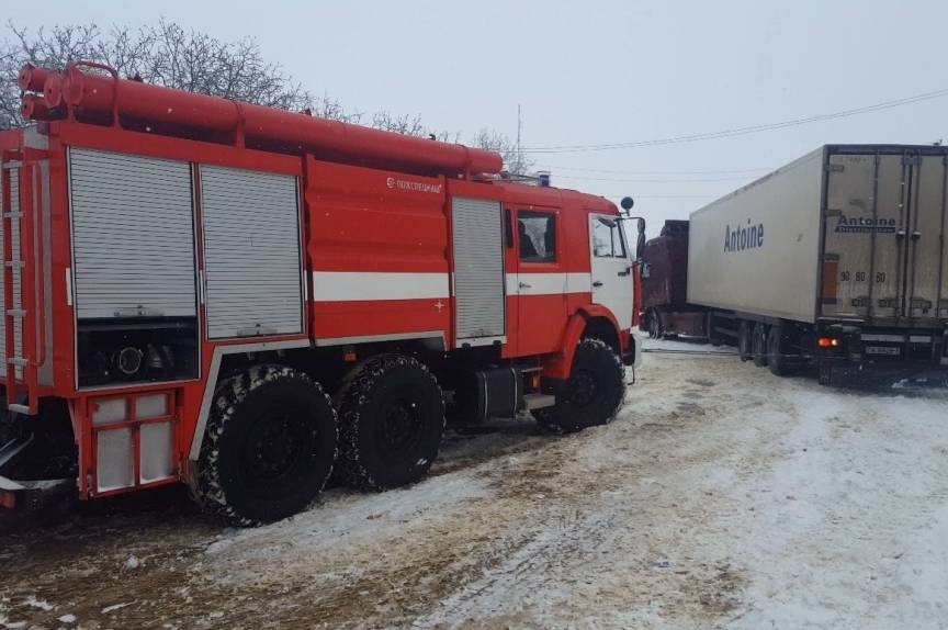 Ввечорі на Барському шосе рятувальники відбуксирували вантажівку, яка заблокувала рух трамваїв