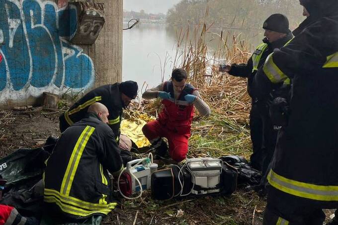 Трагедія на Центральному мосту у Вінниці: що відомо про чоловіка, який стрибнув у річку