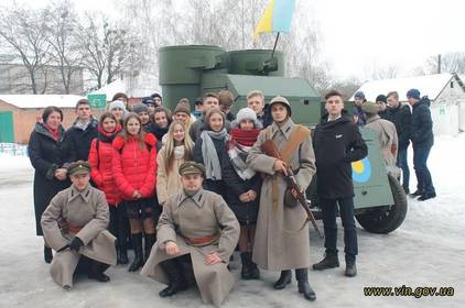 Для учнів Літинської школи №2 реконструктори провели відкритий урок "живої історії"