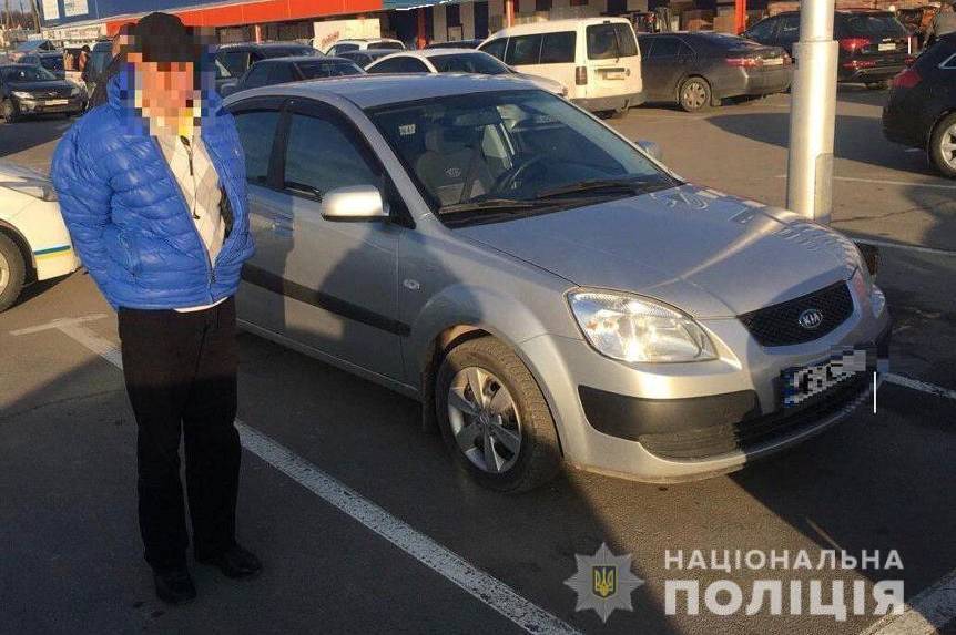 Поліцейські затримали чоловіка, який намагався викрасти авто на парковці одного з торговельних центрів