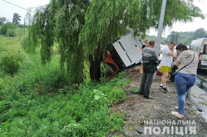 На Вінниччині перекинувся міжнародний автобус з пасажирами. Є постраждалі