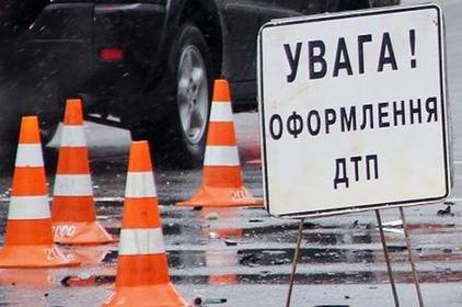 На вул. Лебединського поліцейський "протаранив" три припаркованих авто. Є постраждалі