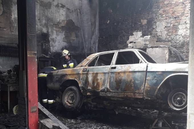 В Зарванцях чоловік, який намагався загасити палаюче авто, отримав опіки