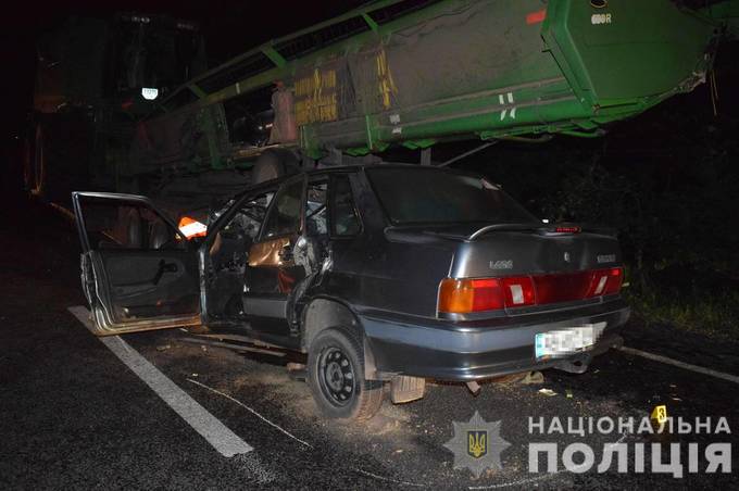 В Немирівському районі легковик в'їхав у вантажівку. Є загиблі