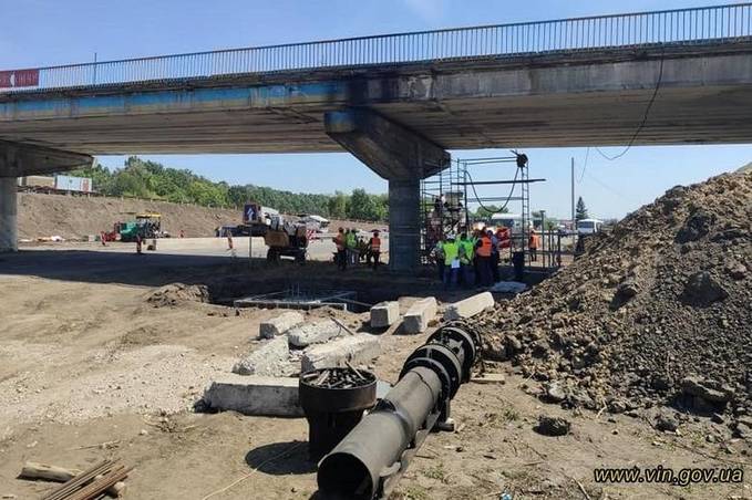 На виїзді з Вінниці в напрямку Немирова капітально ремонтують шляхопровід