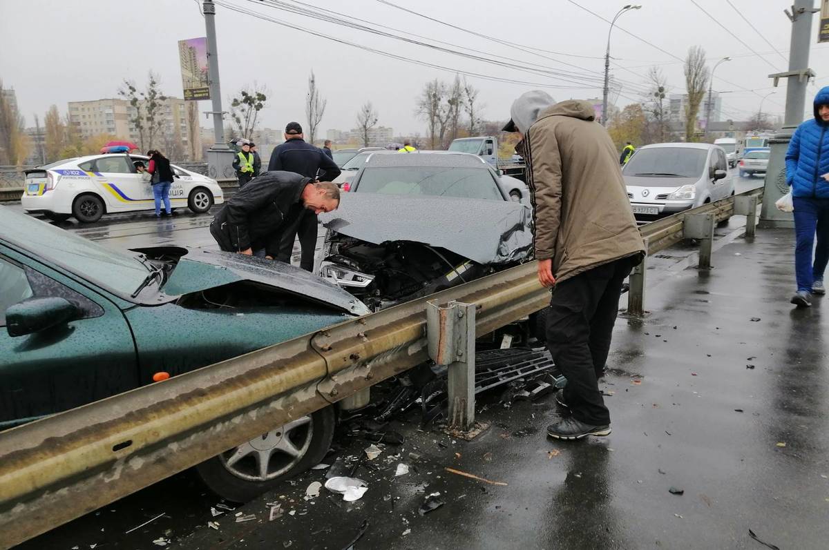 Масштабне ДТП на Центральному мосту: зранку у Вінниці зіштовхнулись одразу 4 іномарки