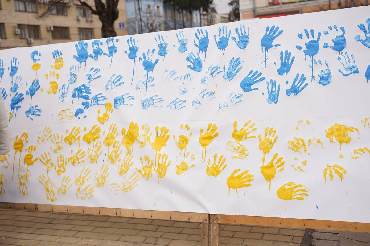 Стяг в патріотичних долоньках: в центрі міста влаштували флешмоб до Дня Соборності