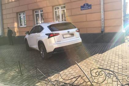 На вул. Верещагіна водійка Lexus "знесла" металевий паркан та в'їхала в стіну театру