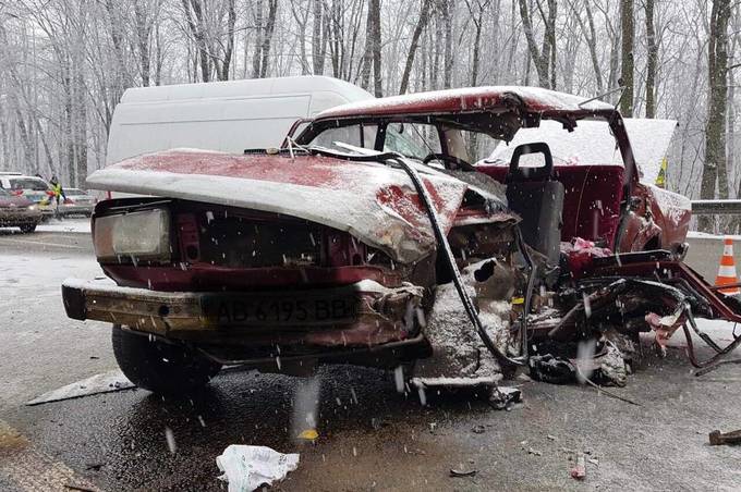 На Львівському шосе зіштовхнулись два автомобіля. Одного з водіїв затисло у салоні