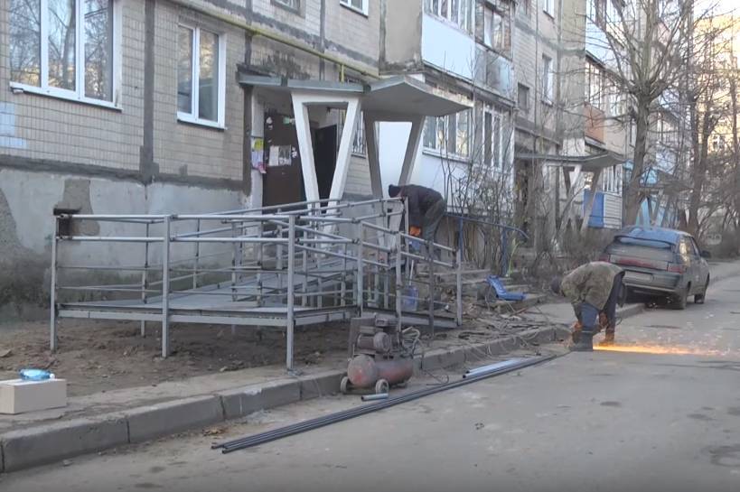 Біля під'їздів вінницьких багатоповерхівок влаштовують пандуси