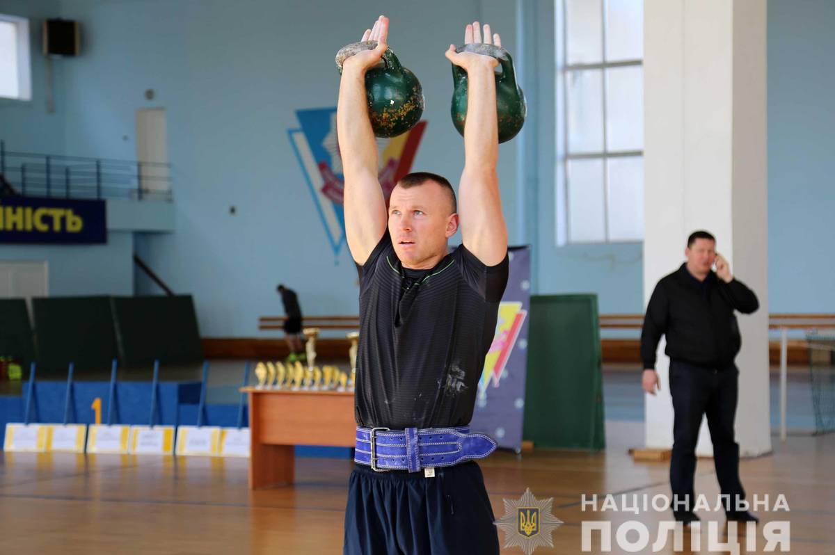 Більше півсотні поліцейських змагались у чемпіонаті з гирьового спорту