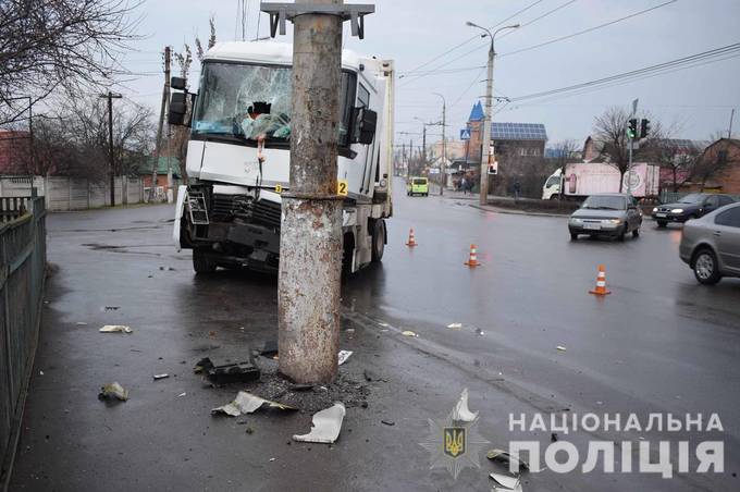 ДТП на вул. Київській: вантажівка в'їхала у стовп, водій загинув