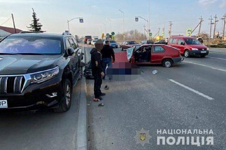 На Тиврівському шосе зіштовхнулись три авто. Є постраждалі