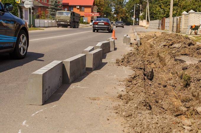 На Старому місті оновлюють тротуари