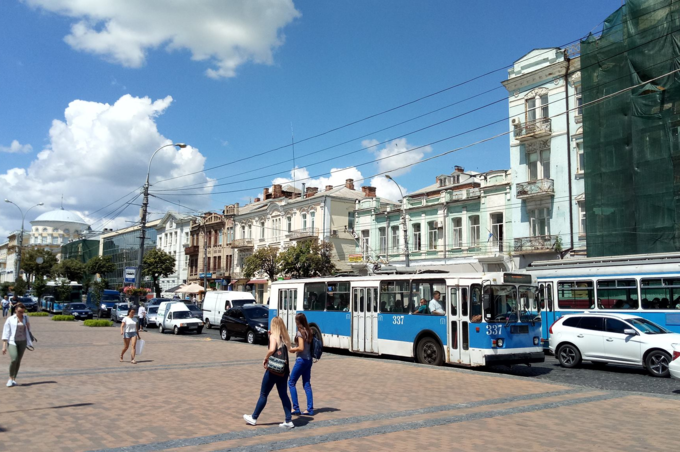 В центрі міста через обрив електролінії  зупинився громадський транспорт