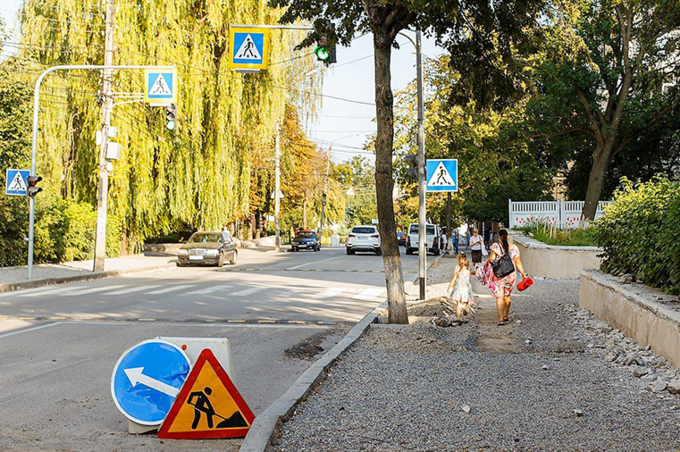 Біля 4-ї школи будують підвищений пішохідний перехід 