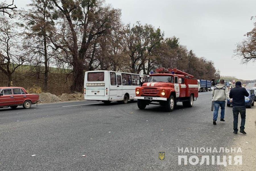 Неподалік Вінниці "ВАЗ" в'їхав в рейсовий автобус "Богдан". Троє осіб у лікарні