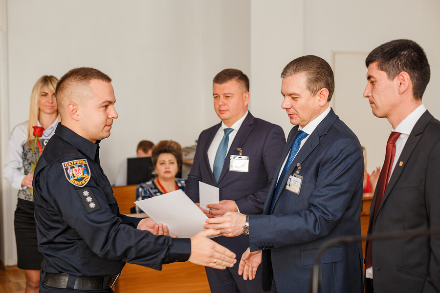 У Вінниці відзначили поліцейських, які затримали озброєного чоловіка