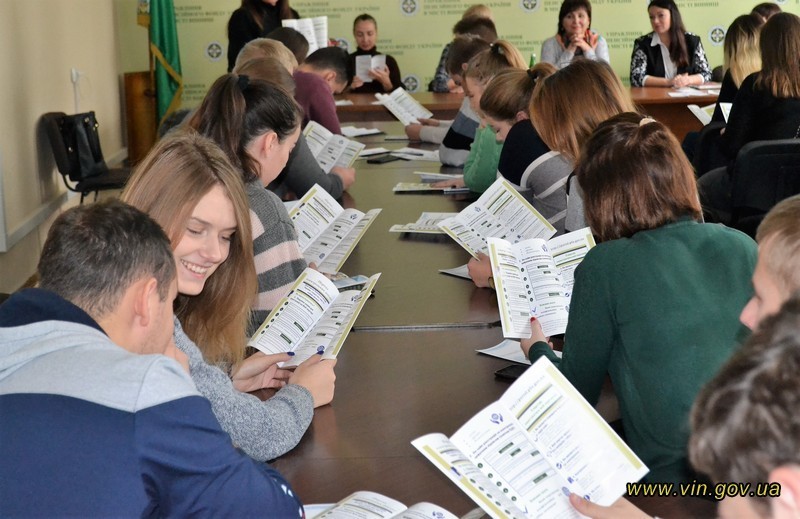 Вінницькі "пенсійники" під час флешмобу закликали молодь до легального працевлаштування