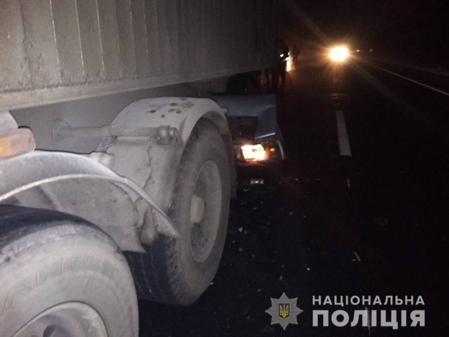 В Немирові водій "дев'ятки"  в'їхав у вантажівку. Пасажирка легковика у лікарні