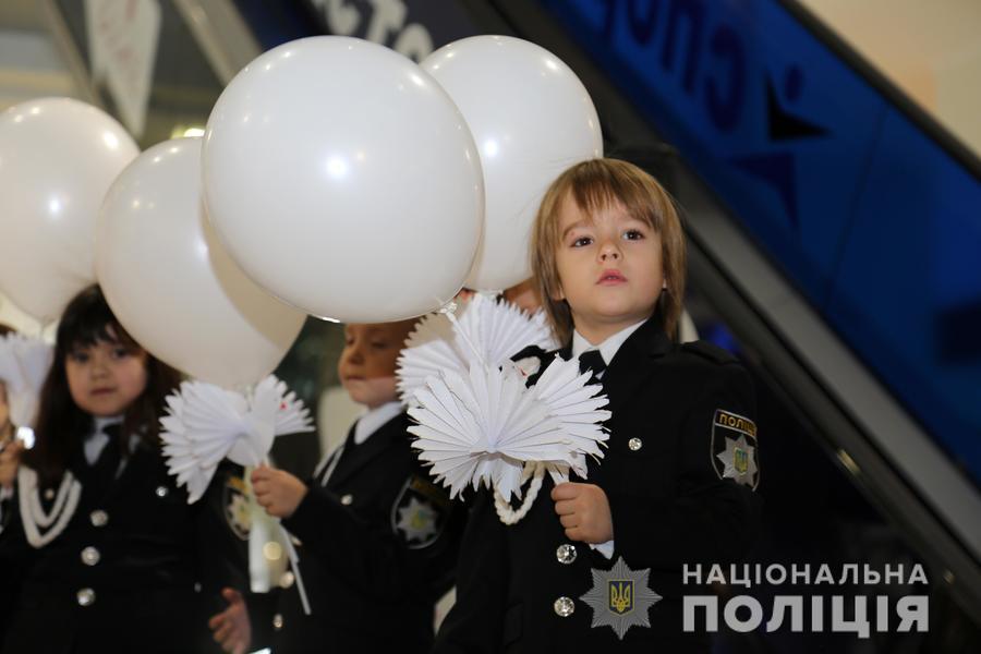 У Вінниці поліцейські разом з дітьми провели соціальну акцію проти насильства