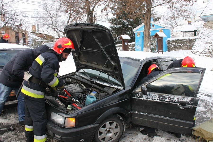 У Вінниці рятувальники, поліція та медики провели спільні навчання щодо ліквідації наслідків ДТП у зимовий період