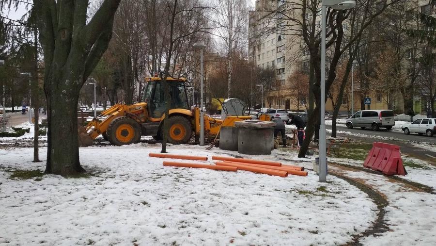 На проспекті Космонавтів почали встановлювати громадську вбиральню