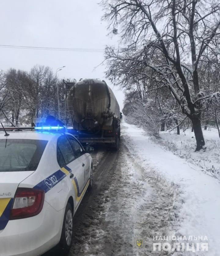 Поліцейські надають допомогу водіям на автошляхах області 